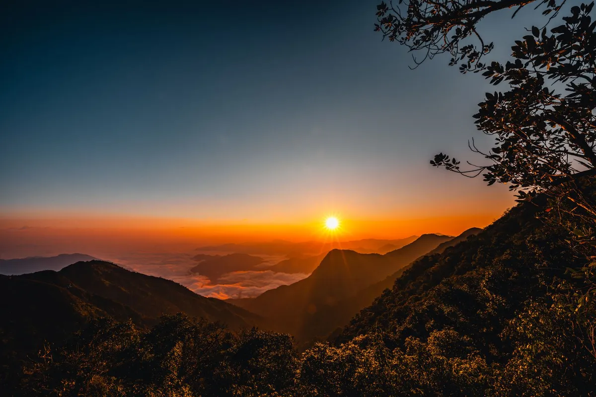 Sonnenaufgang über einem Wolkenmeer in den Bergen